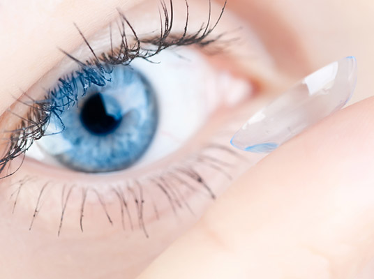 Kontaktlinse wird ins Auge eingesetzt