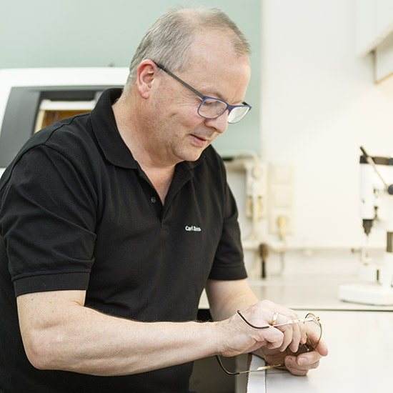 Martin Kopp-Kirsamer arbeitet an Brille