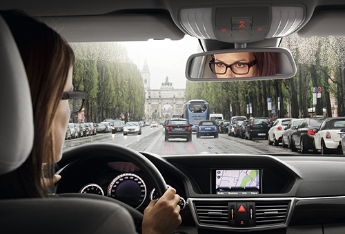 Blickwechsel - Dame im Auto - ZEISS DriveSafe