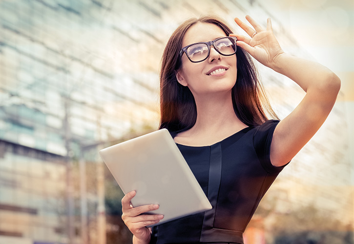 KKW18_YoungWomanwithTabletOutintheCity_AdobeStock_67729844 Kopp-Kirsamer - Perfekter UV-Schutz