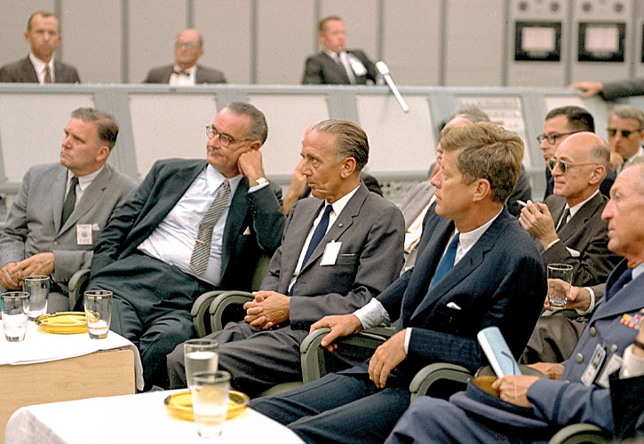 Kopp-Kirsamer - KKW19_F01_JFK_Tour_of_KSC_-_GPN-2000-000605 ©NASA