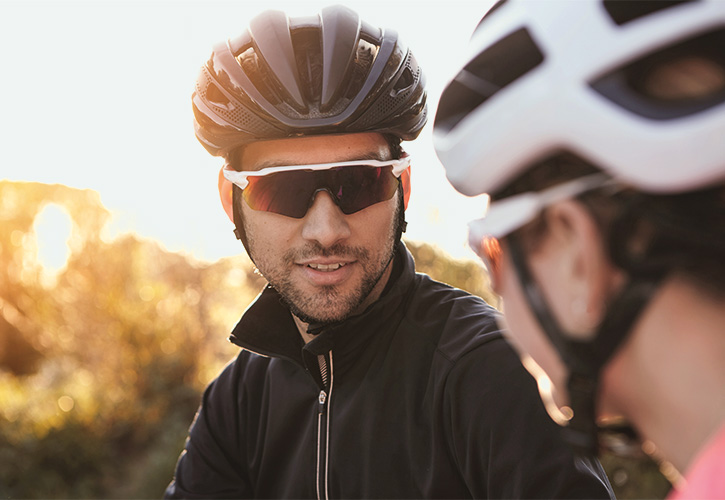 Fahrradfahrer mit Sonnenbrille
